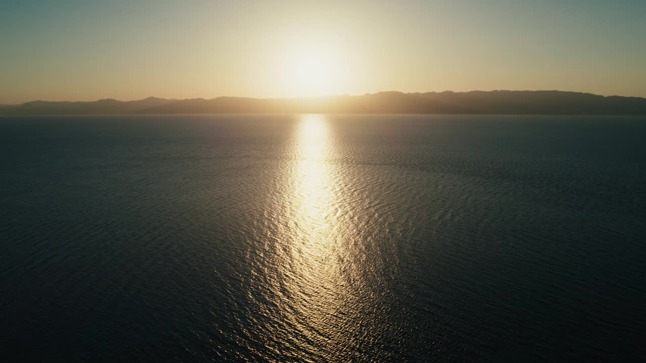 Luftaufnahme von Jaumur, einer kosmopolitischen Jachthafengemeinde mit Yachten, die an Piers am Golf von Aqaba anlegen