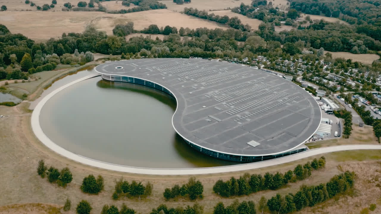 Технологический центр McLaren: где проходят семинары для участников масштабного расширения