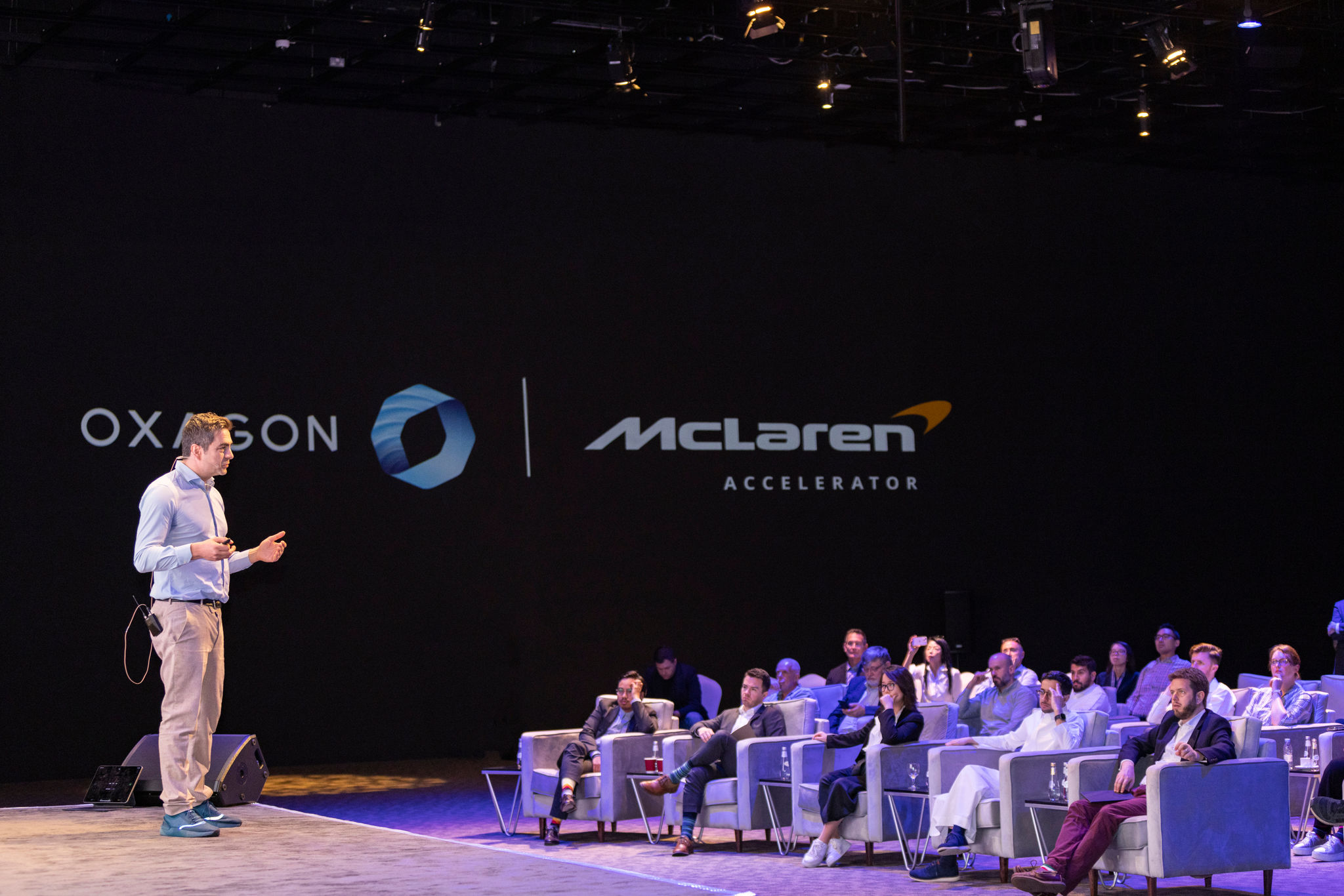 Oxagon x McLaren Accelerator-Raum in Riad, wo Teilnehmer Investoren und Unternehmen neue Ideen vorstellen können