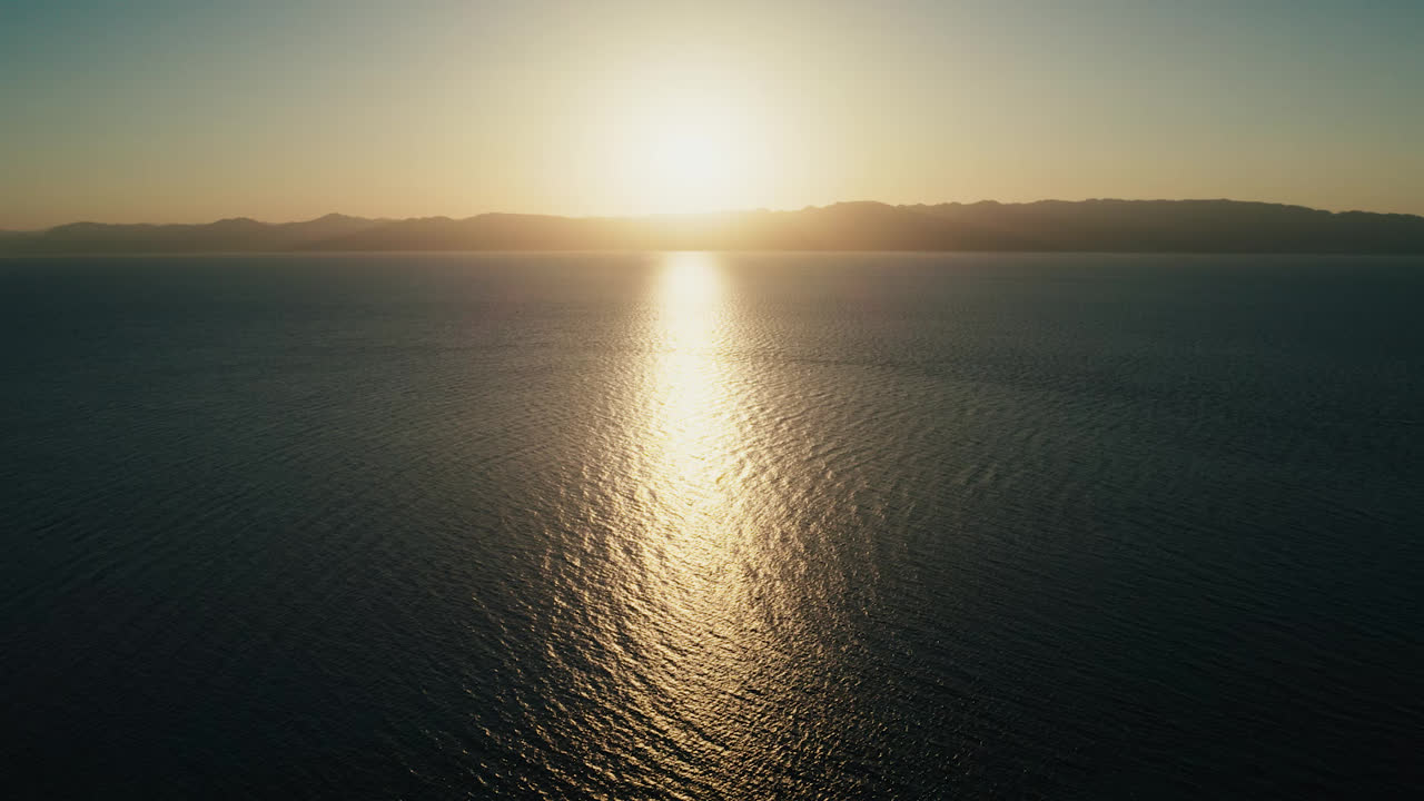 Vue aérienne de Jaumur, une communauté marina cosmopolite avec des yachts amarrés aux quais sur le golfe d'Aqaba