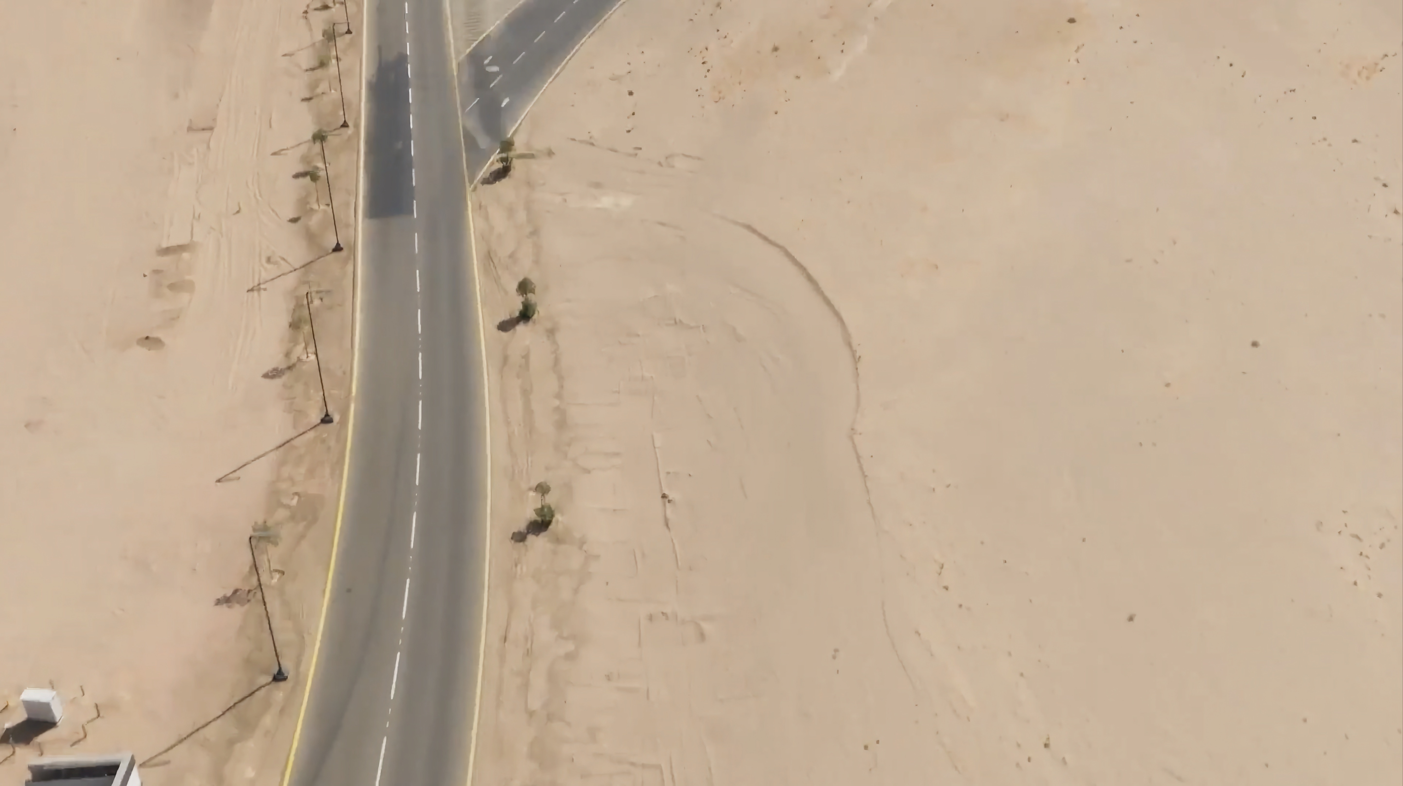 Eine Wüstenstraße aus der Vogelperspektive
