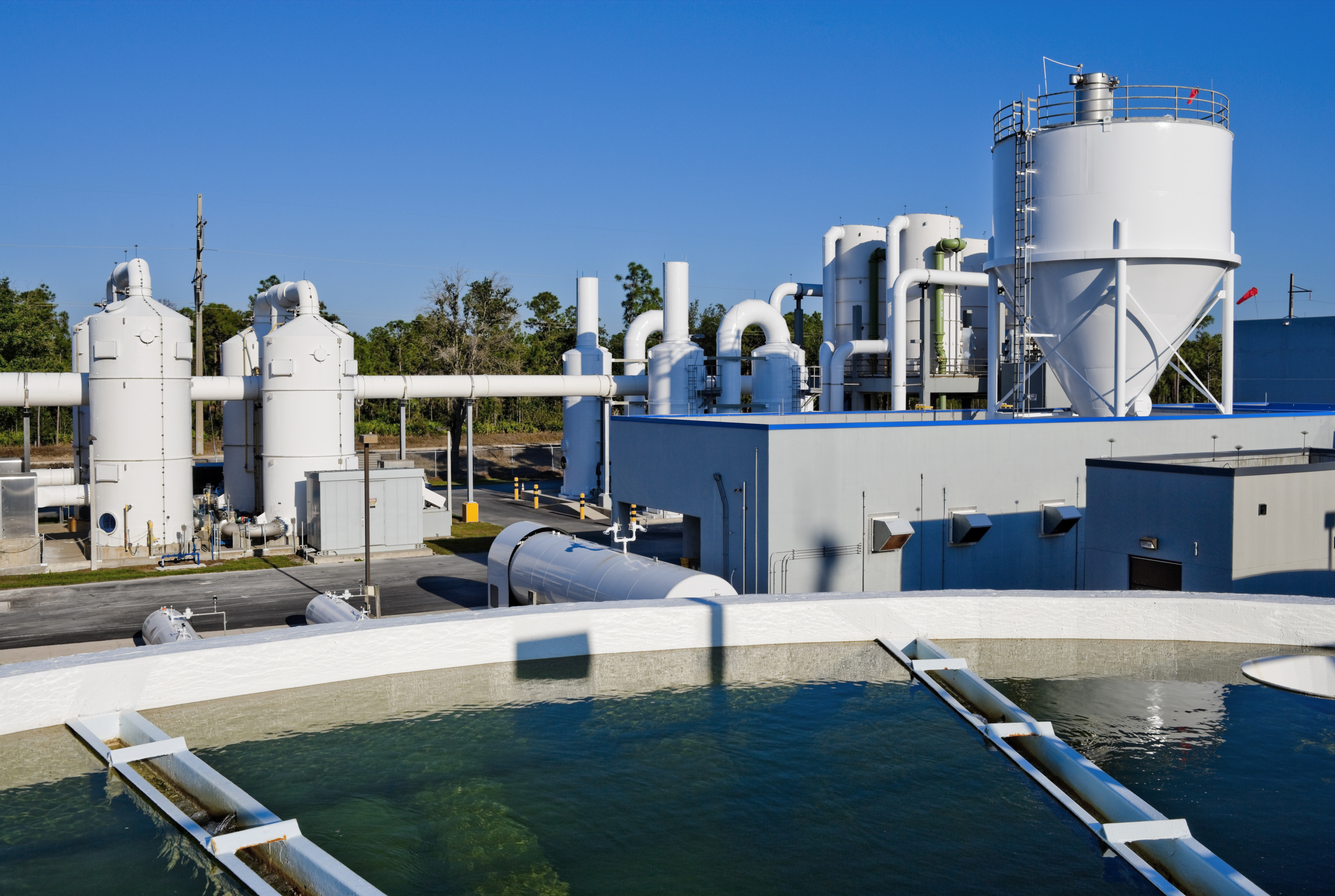 1 вода в промышленности. Wastewater treatment Plant. Industrial Wastewater treatment Plant. Саудовская Аравия опреснительные заводы. Опреснение воды в ОАЭ.