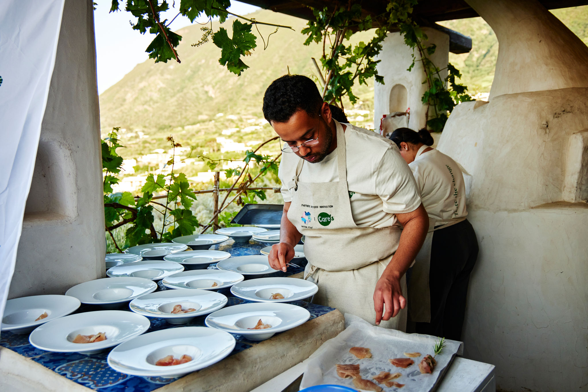 Die Teilnehmerinnen und Teilnehmer der Akademie bereiteten ein Abendessen mit Zutaten aus der lokalen Flora und Fauna von Salina zu.